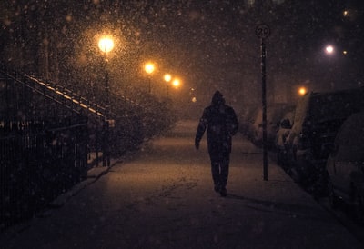 夜晚下雪行走的人